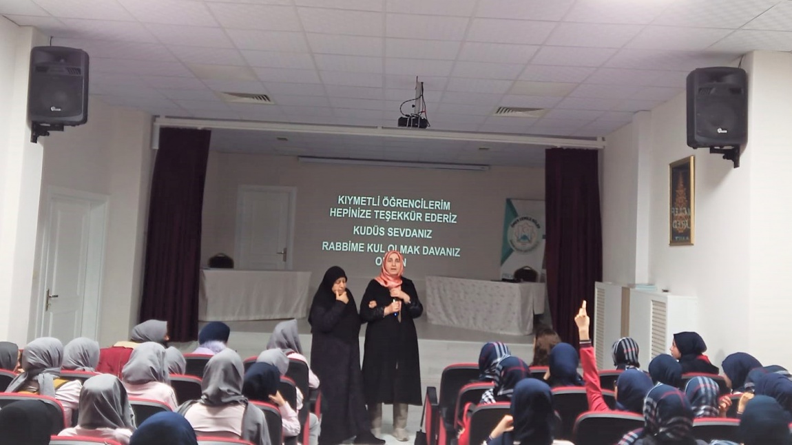 Okulumuzda kutsal mekanları tanıtmak için Gazzeli Öğretim Görevlisi Nahla Alhirtani'yi misafir ettik.