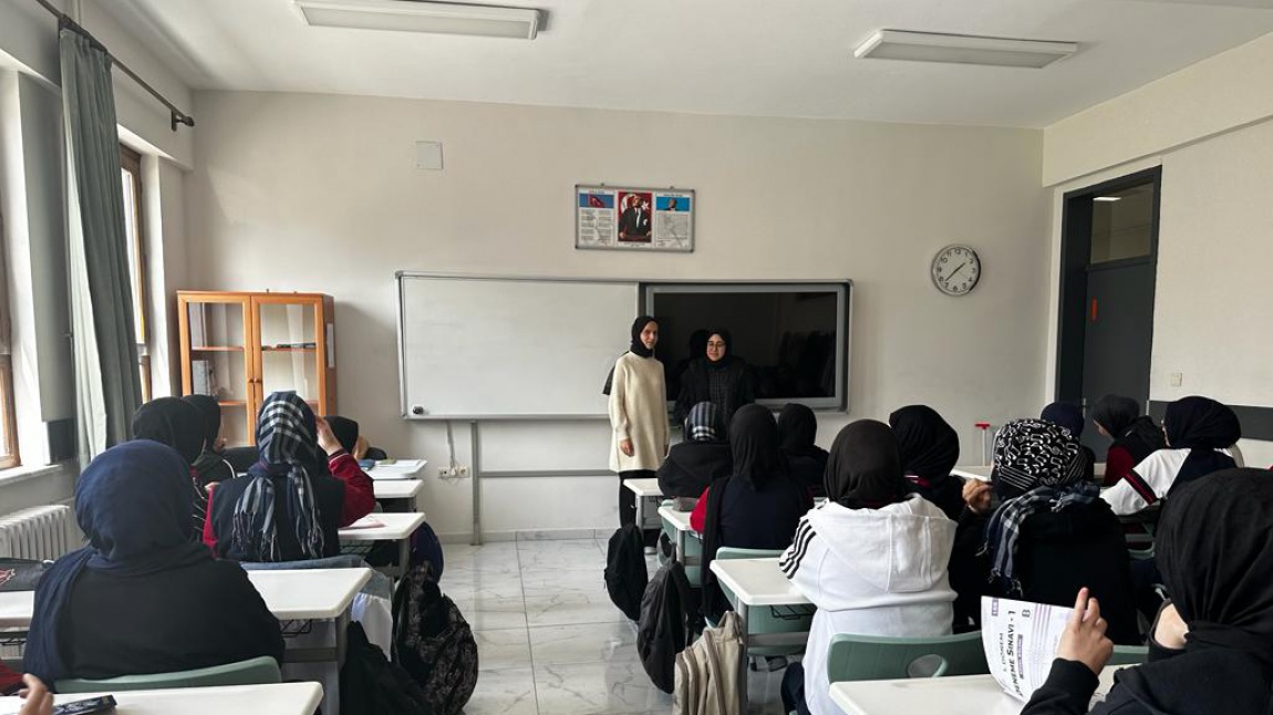 Mahmut Sami Ramazanoğlu AİHL ögrencileri mesleki rehberlik kapsamında 8. sınıf öğrencilerimize okullarını tanıttılar.