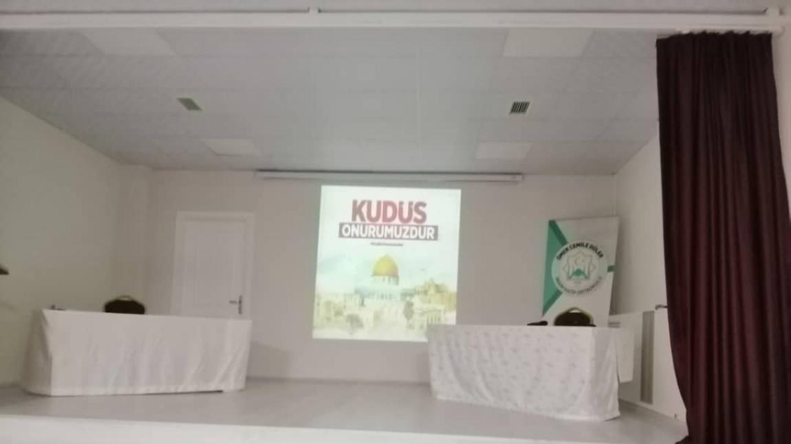 Okulumuzda öğrencilerimize İslam Medeniyetini tanıtmak amaçlı en kutsal şehirlerden olan Kudüs hakkında program yapıldı.